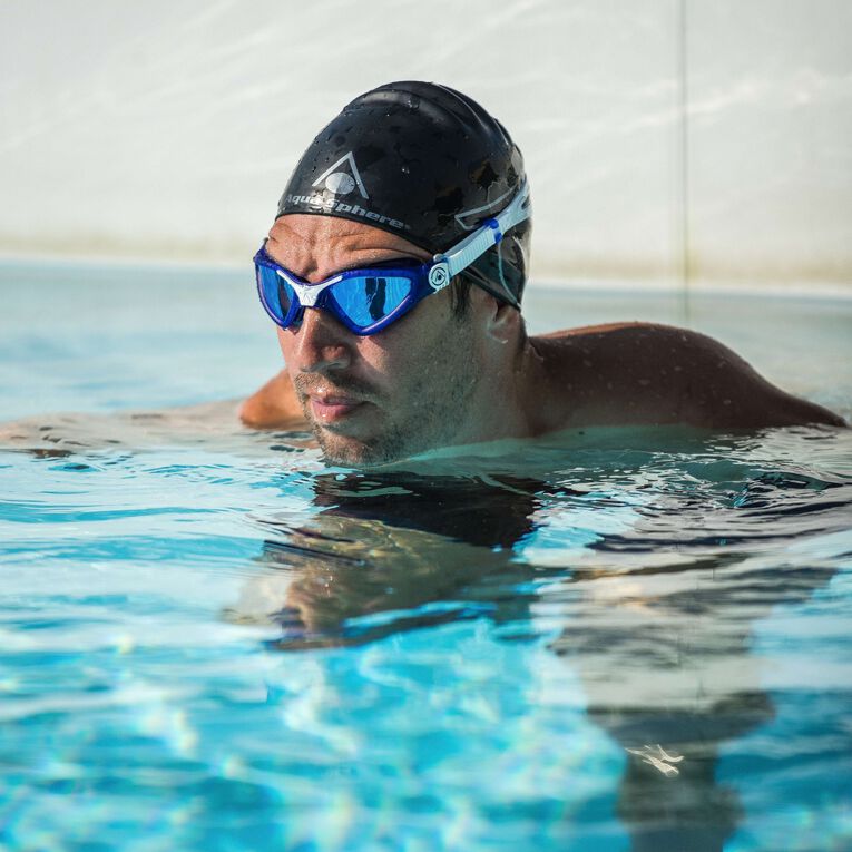Kayenne – Schwimmbrille – Erwachsene – Blaue verspiegelte Titanlinse – Blau/Weiß