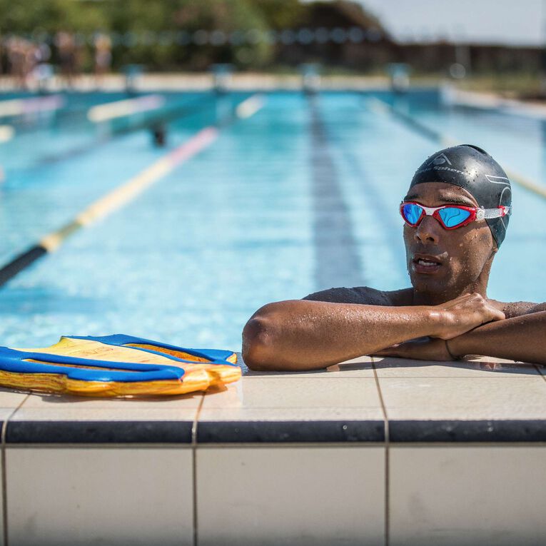 Kayenne Small – Schwimmbrille – Erwachsene – Blaue verspiegelte Titanlinse – Rot/Weiß