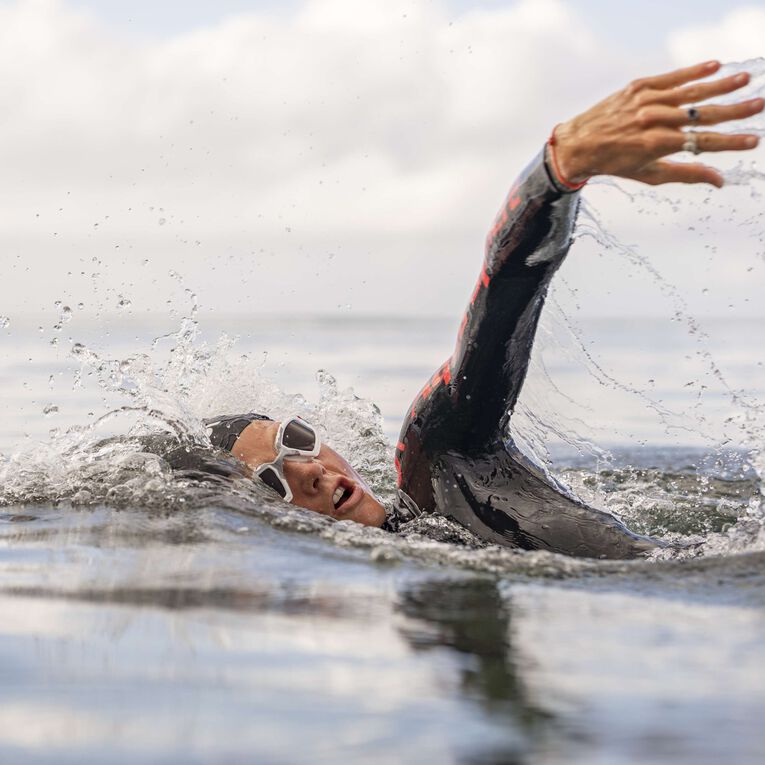 Kayenne Pro – Schwimmbrille – Erwachsene – Braune polarisierte Linse – Weiß/Grau